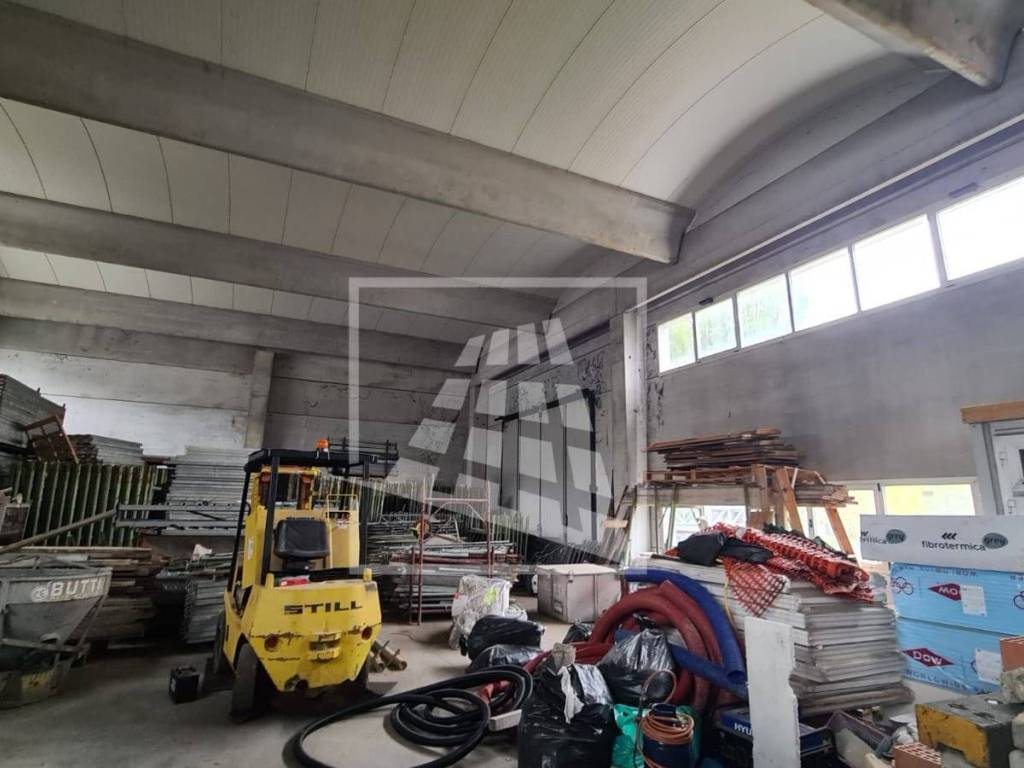 locale commerciale in vendita a Reggio nell'Emilia in zona Buco del Signore