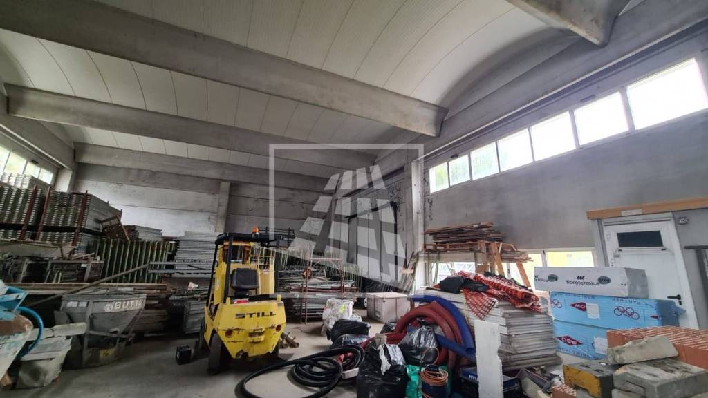 locale commerciale in vendita a Reggio nell'Emilia in zona Buco del Signore