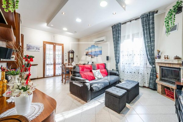 casa indipendente in vendita a Reggio nell'Emilia in zona Città Storica