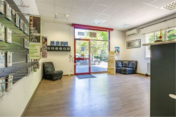 locale commerciale in vendita a Reggio nell'Emilia in zona Baragalla