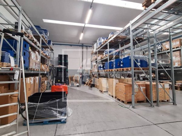 locale commerciale in vendita a Reggio nell'Emilia in zona Baragalla