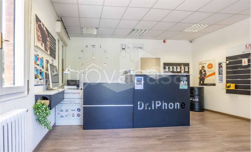 negozio in vendita a Reggio nell'Emilia in zona Baragalla