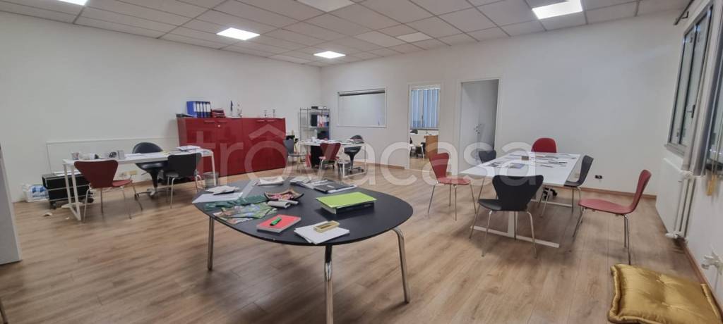 locale commerciale in vendita a Reggio nell'Emilia in zona San Maurizio