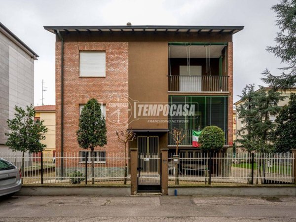 casa indipendente in vendita a Reggio nell'Emilia in zona Regina Pacis