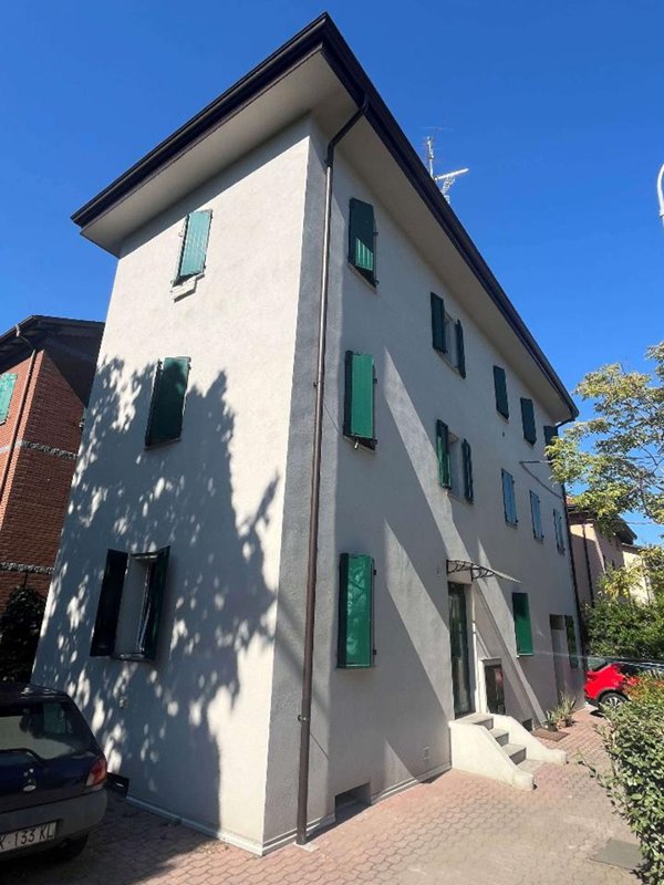 casa indipendente in vendita a Reggio nell'Emilia in zona Città Storica