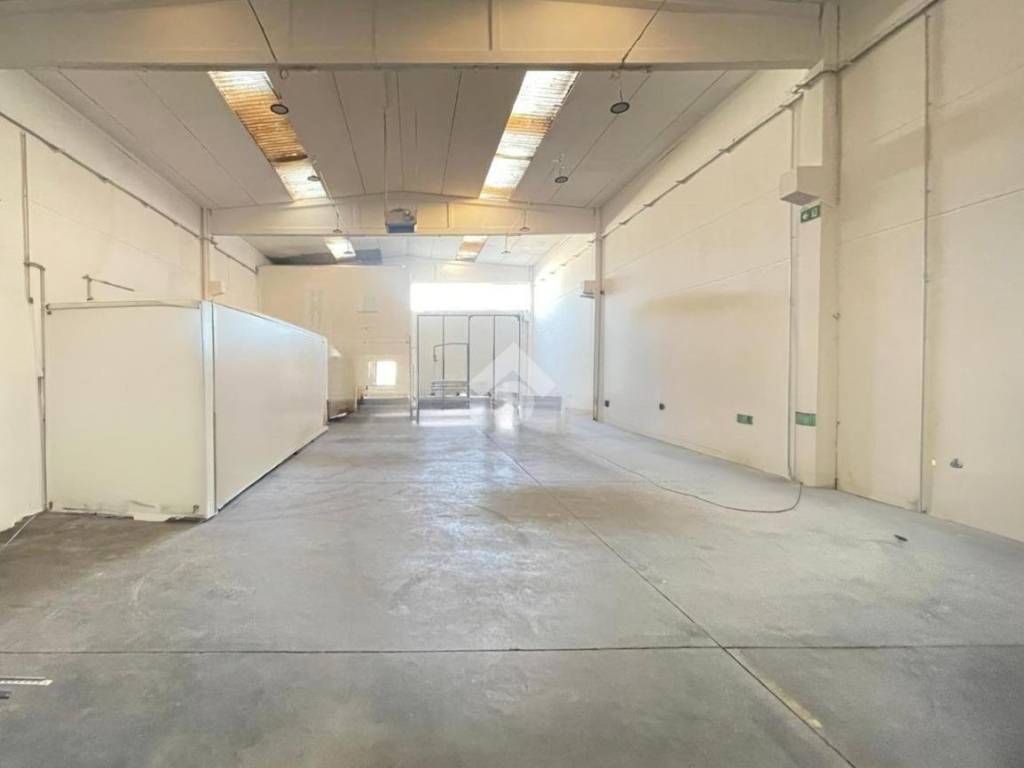 locale commerciale in vendita a Reggio nell'Emilia in zona Mancasale