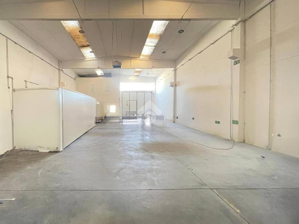 locale commerciale in vendita a Reggio nell'Emilia in zona Mancasale