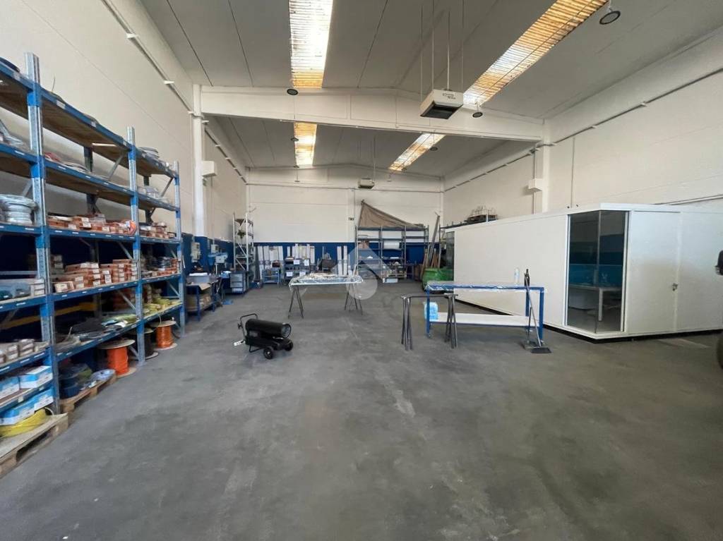 locale commerciale in vendita a Reggio nell'Emilia in zona Mancasale