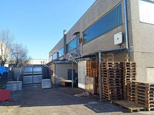 locale commerciale in vendita a Reggio nell'Emilia in zona Buco del Signore