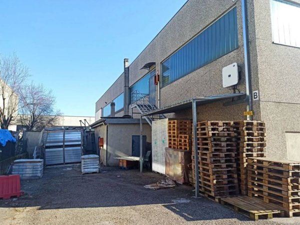 locale commerciale in vendita a Reggio nell'Emilia in zona Buco del Signore