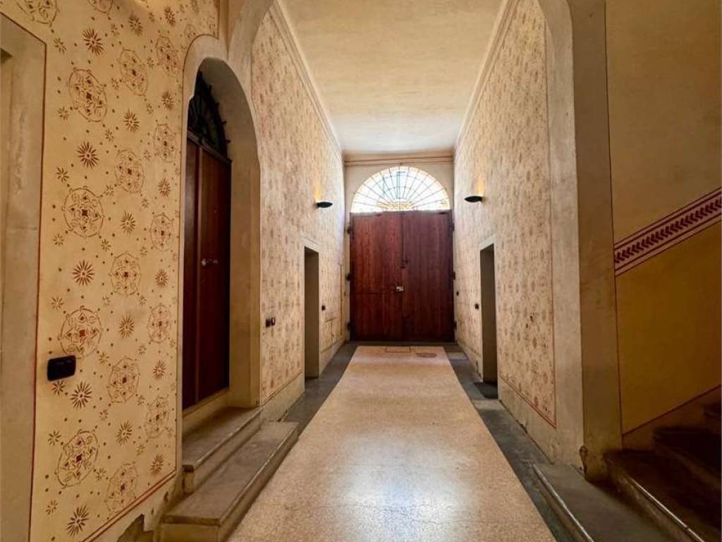 locale commerciale in vendita a Reggio nell'Emilia in zona Città Storica