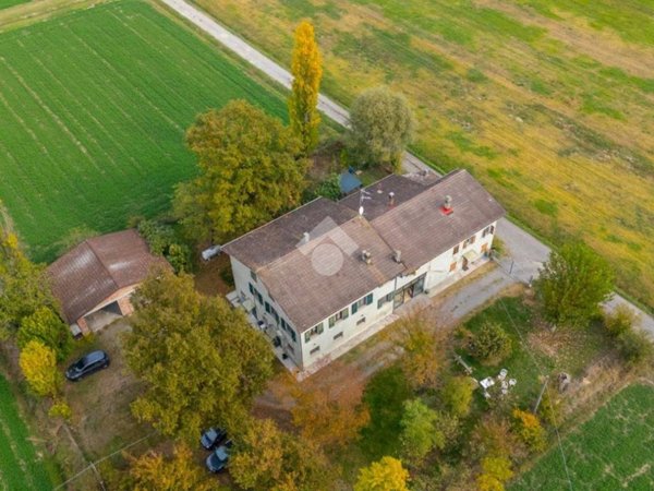 casa indipendente in vendita a Reggio nell'Emilia in zona Cella
