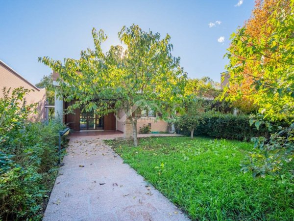 casa indipendente in vendita a Reggio nell'Emilia