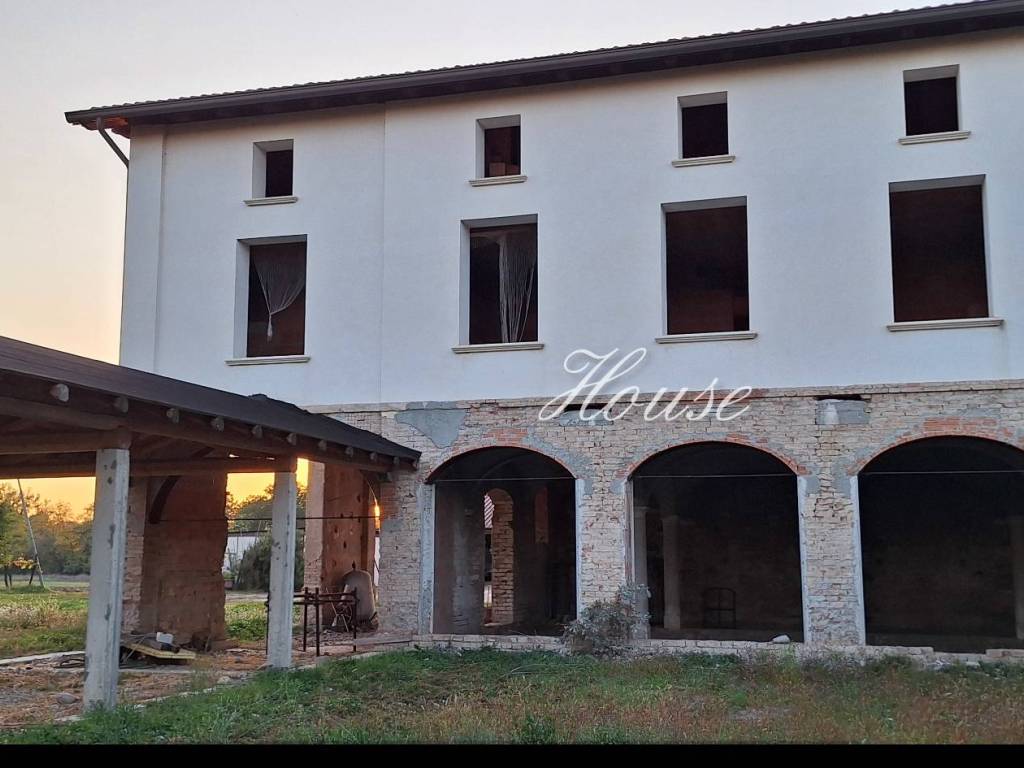 casa indipendente in vendita a Reggio nell'Emilia in zona Coviolo