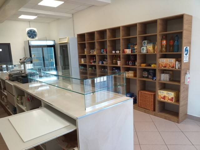 negozio in vendita a Reggio nell'Emilia in zona Masone