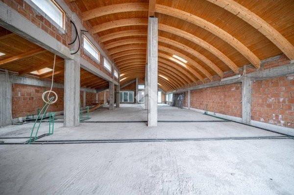 negozio in vendita a Reggio nell'Emilia in zona Tribunale