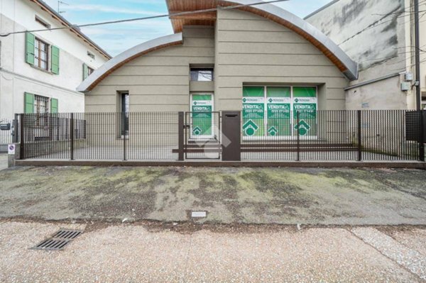 negozio in vendita a Reggio nell'Emilia in zona Città Storica