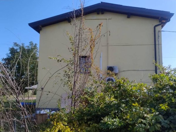 casa indipendente in vendita a Reggio nell'Emilia in zona Cella
