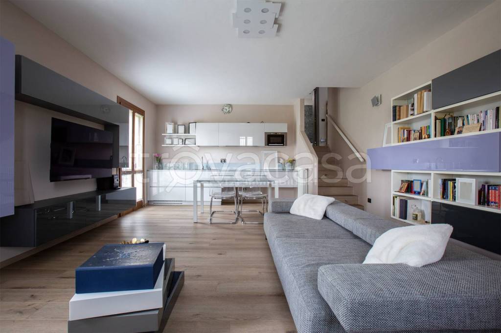 casa indipendente in vendita a Reggio nell'Emilia in zona Cavazzoli