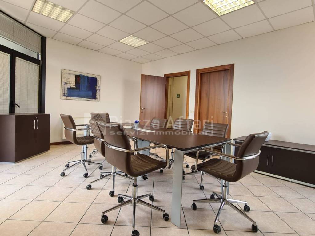 ufficio in vendita a Reggio nell'Emilia in zona Tribunale
