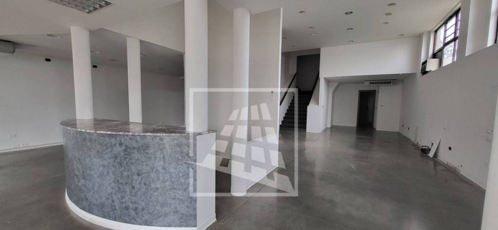 locale commerciale in vendita a Reggio nell'Emilia in zona Ospizio
