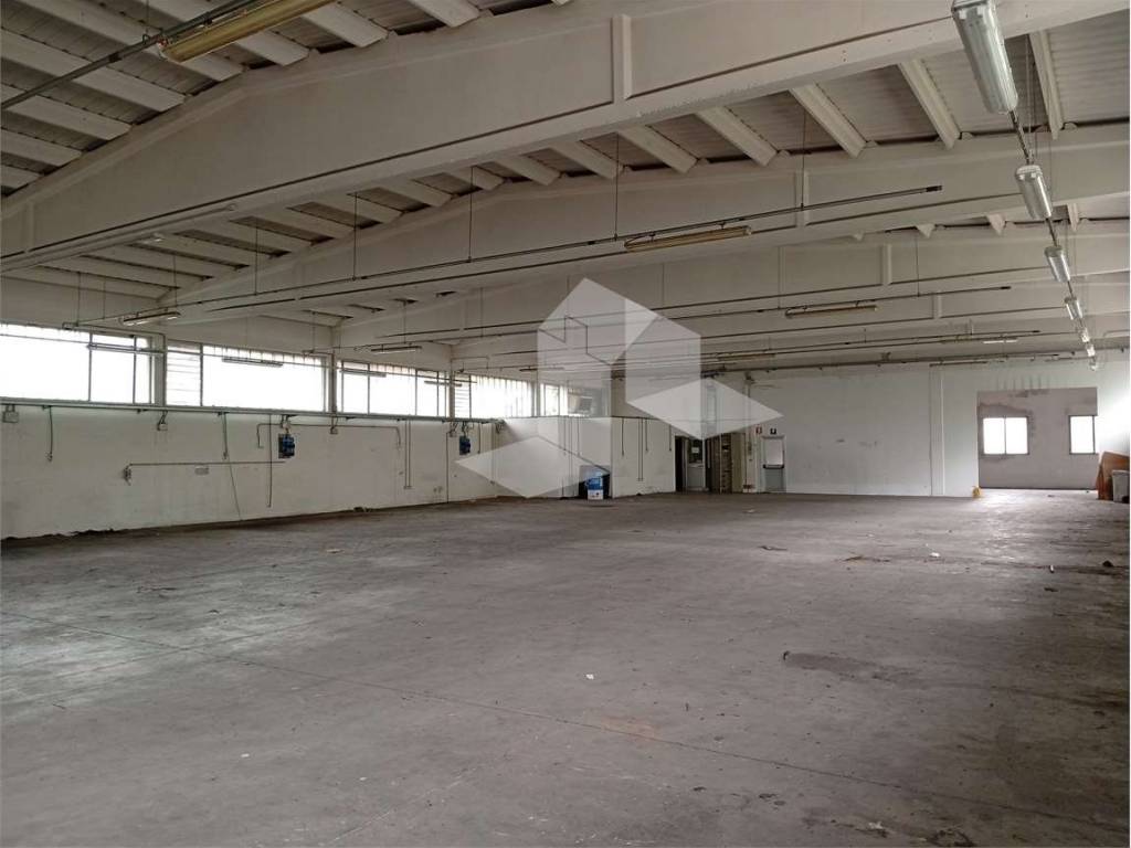 locale commerciale in vendita a Reggio nell'Emilia in zona Mancasale