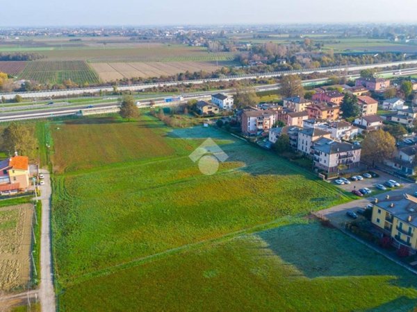 terreno edificabile in vendita a Reggio nell'Emilia in zona Roncocesi