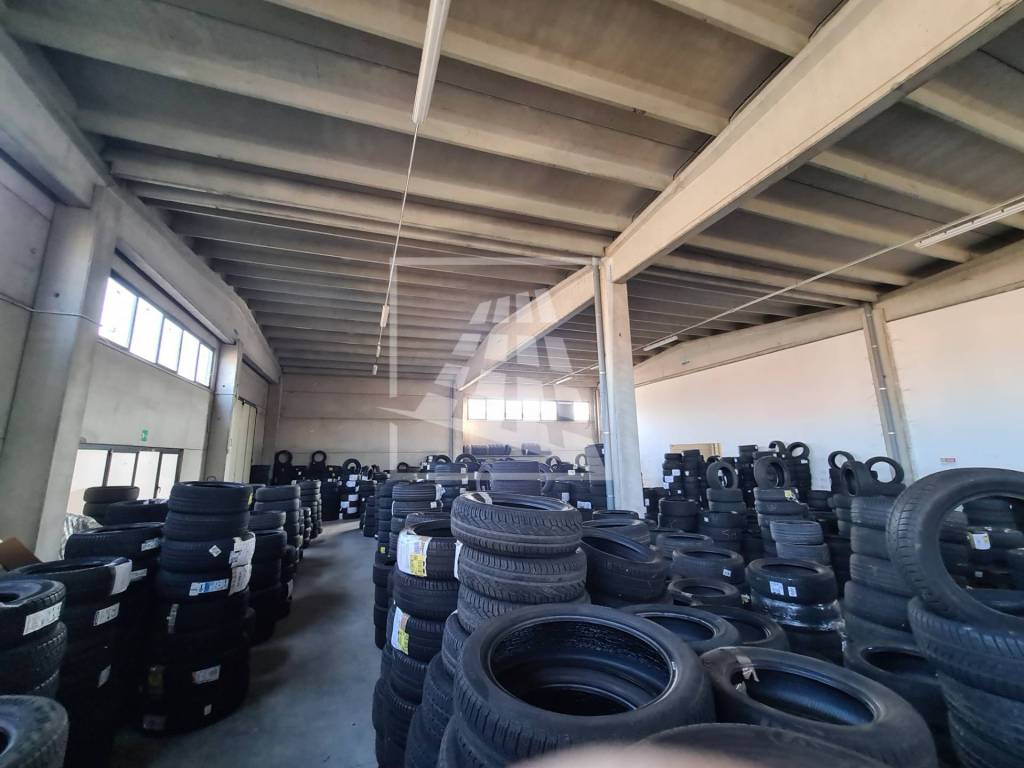 locale commerciale in vendita a Reggio nell'Emilia