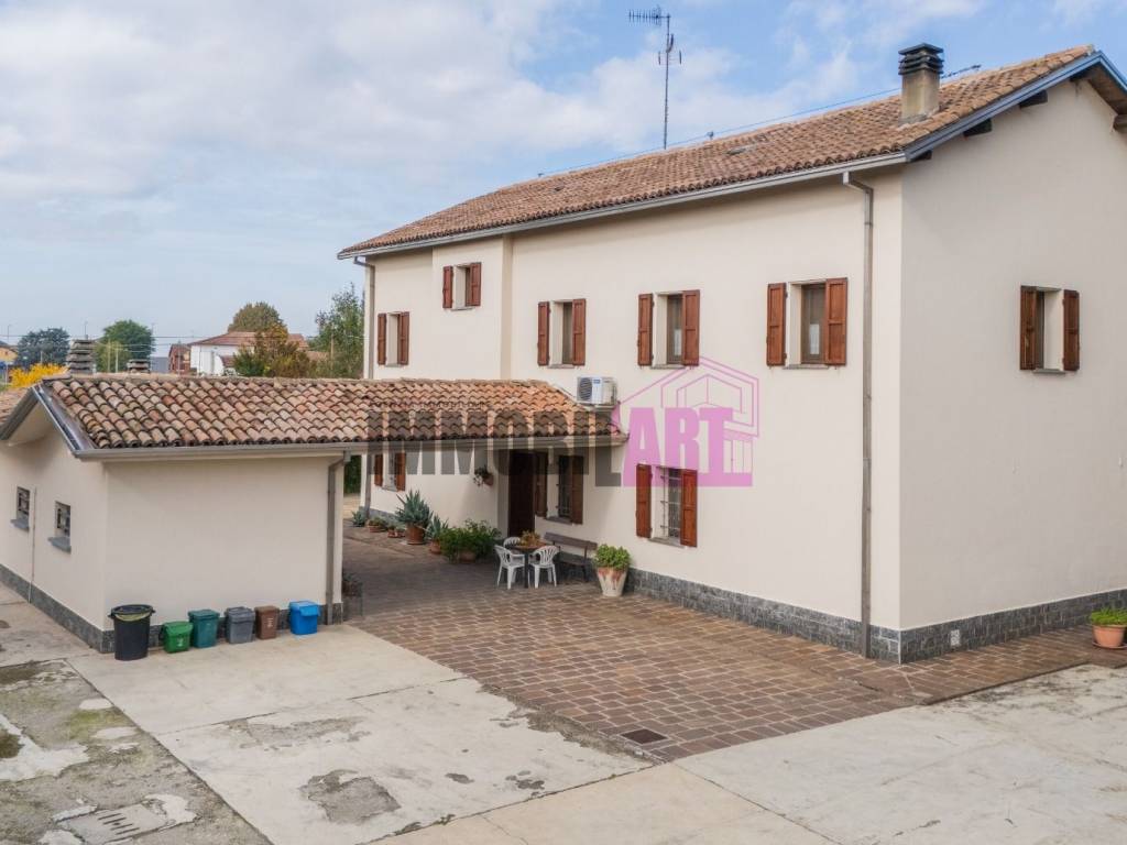casa indipendente in vendita a Reggio nell'Emilia in zona Gavassa