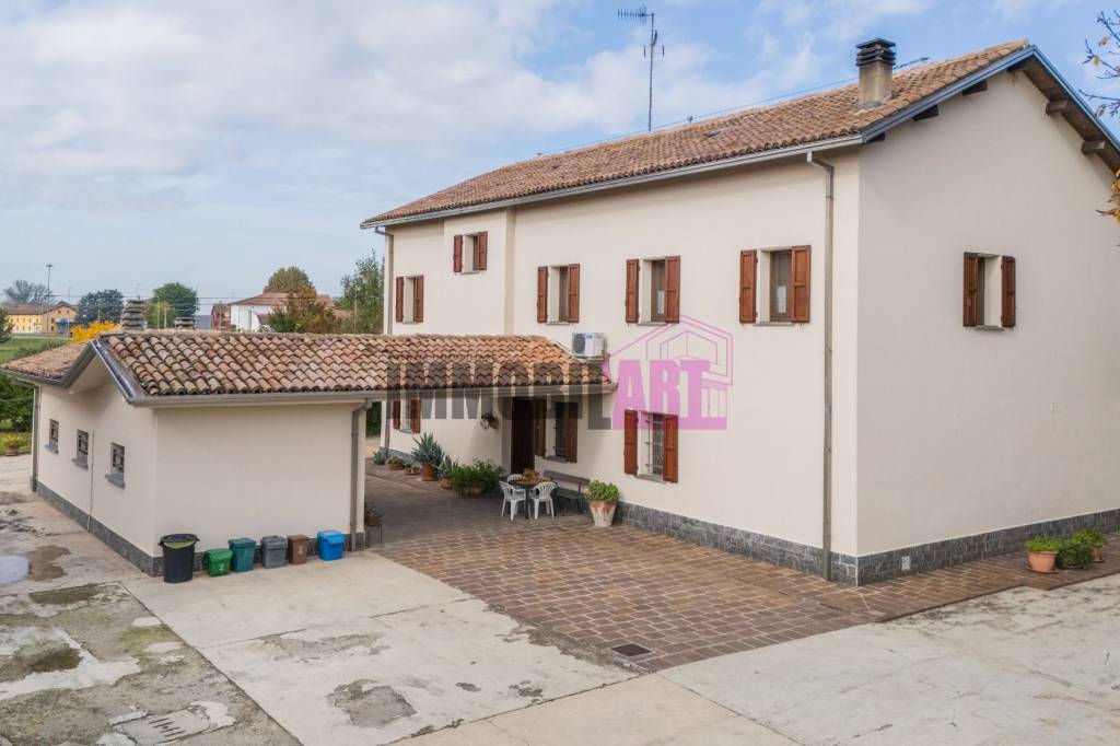 casa indipendente in vendita a Reggio nell'Emilia in zona Gavassa