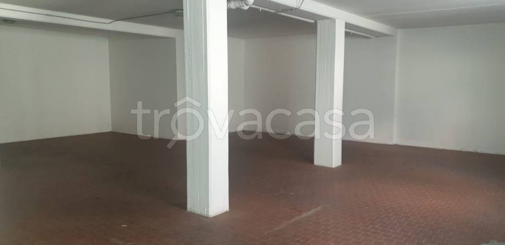 locale commerciale in vendita a Reggio nell'Emilia in zona Città Storica