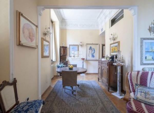 negozio in vendita a Reggio nell'Emilia in zona Città Storica