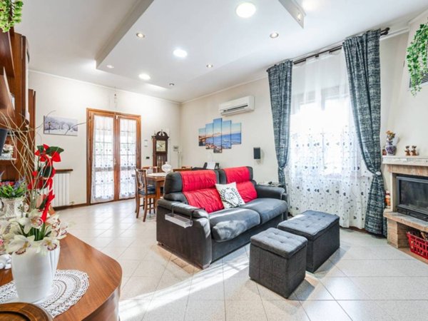 casa indipendente in vendita a Reggio nell'Emilia