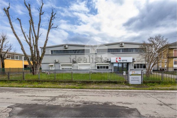 locale commerciale in vendita a Reggio nell'Emilia in zona Mancasale