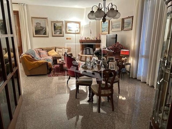 casa indipendente in vendita a Reggio nell'Emilia in zona Città Storica