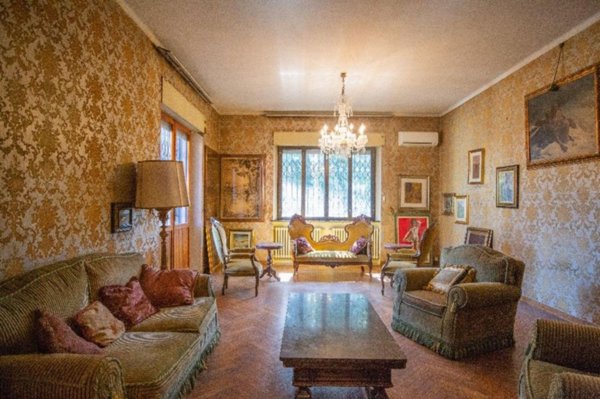 casa indipendente in vendita a Reggio nell'Emilia in zona Città Storica