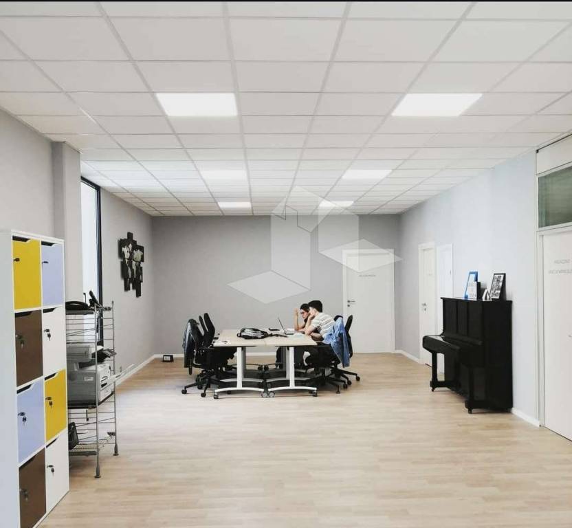 ufficio in vendita a Reggio nell'Emilia in zona Carrozzone