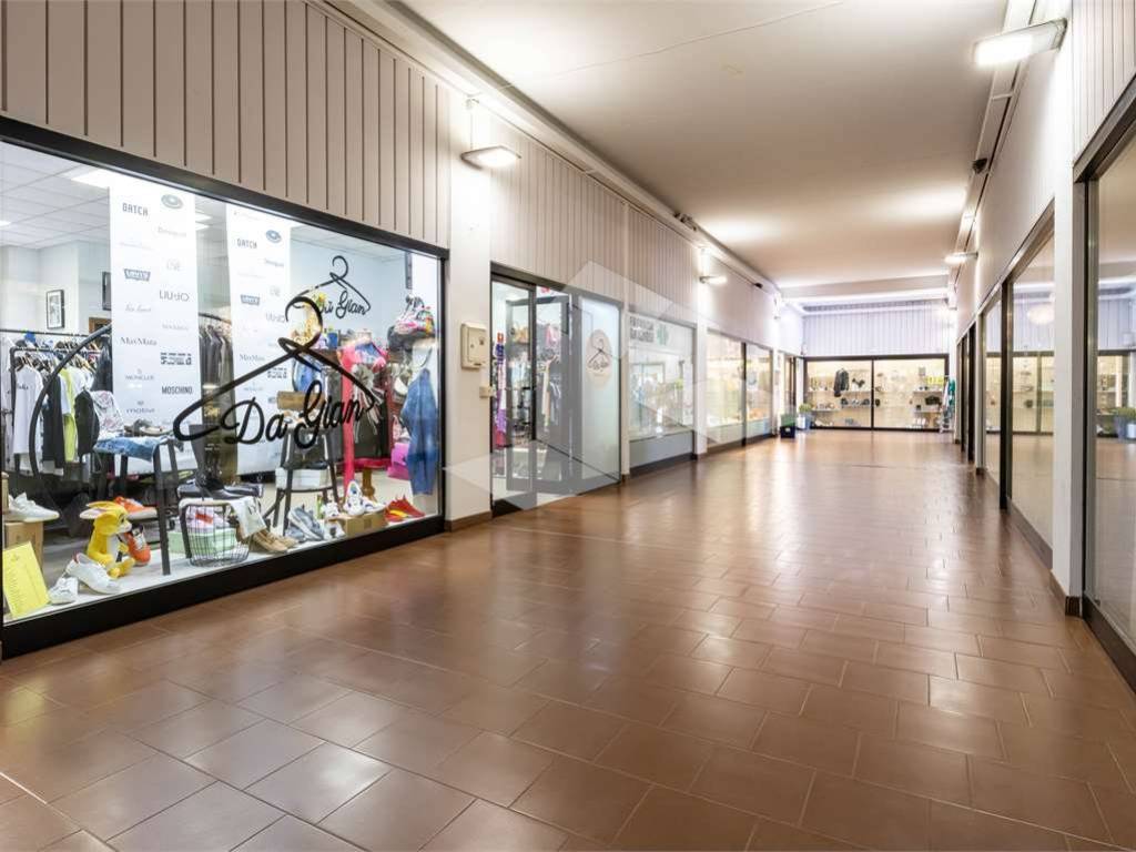 negozio in vendita a Reggio nell'Emilia in zona Sesso