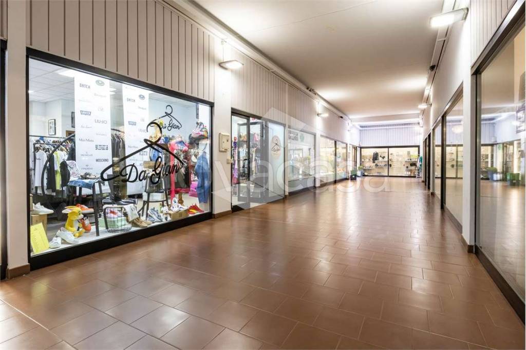 negozio in vendita a Reggio nell'Emilia in zona Sesso