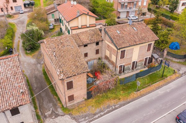 casa indipendente in vendita a Reggio nell'Emilia in zona Gavassa