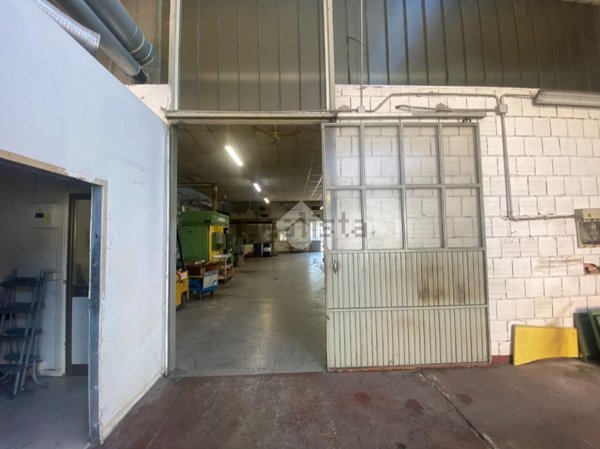 locale commerciale in vendita a Reggio nell'Emilia in zona Mancasale