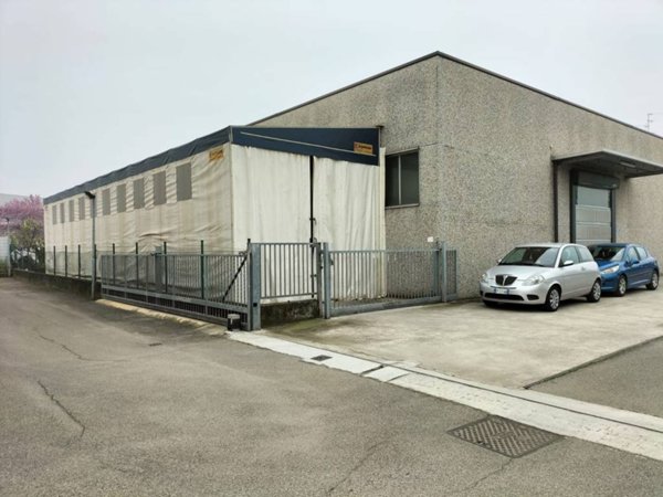 locale commerciale in vendita a Reggio nell'Emilia