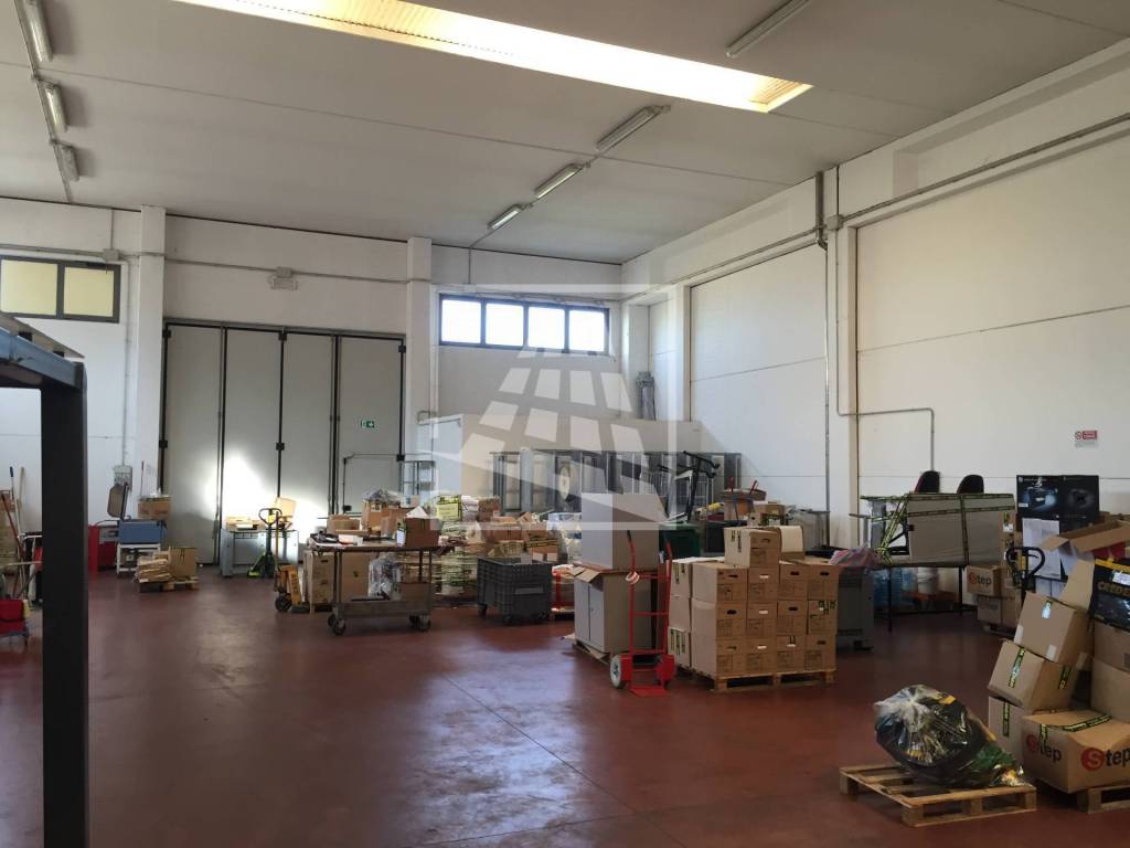 locale commerciale in vendita a Reggio nell'Emilia