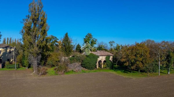 casale in vendita a Reggio nell'Emilia in zona Castellazzo