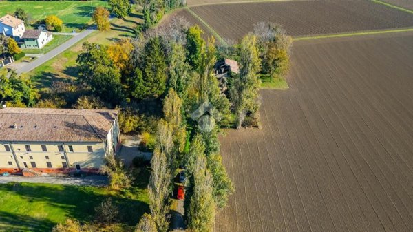 casale in vendita a Reggio nell'Emilia in zona Castellazzo