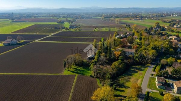 casale in vendita a Reggio nell'Emilia in zona Castellazzo