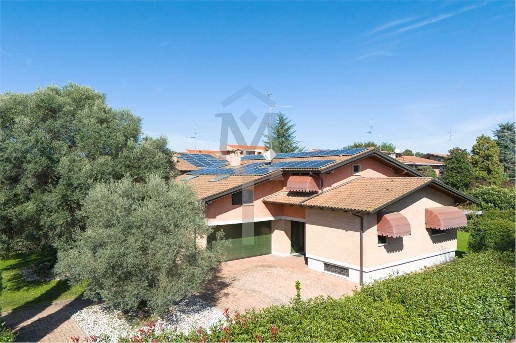 casa indipendente in vendita a Reggio nell'Emilia in zona Baragalla