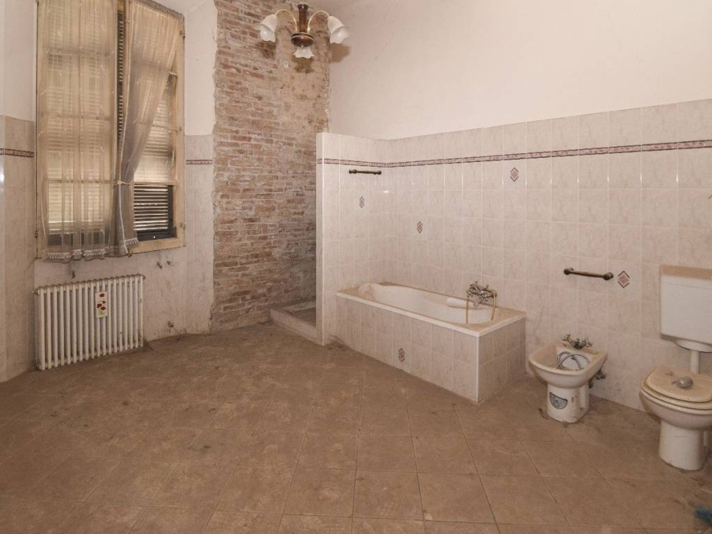 intera palazzina in vendita a Reggio nell'Emilia in zona Città Storica