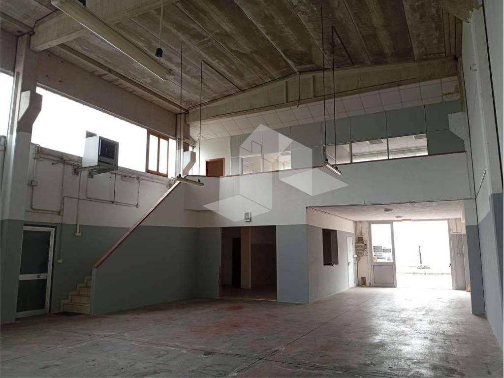 locale commerciale in vendita a Reggio nell'Emilia