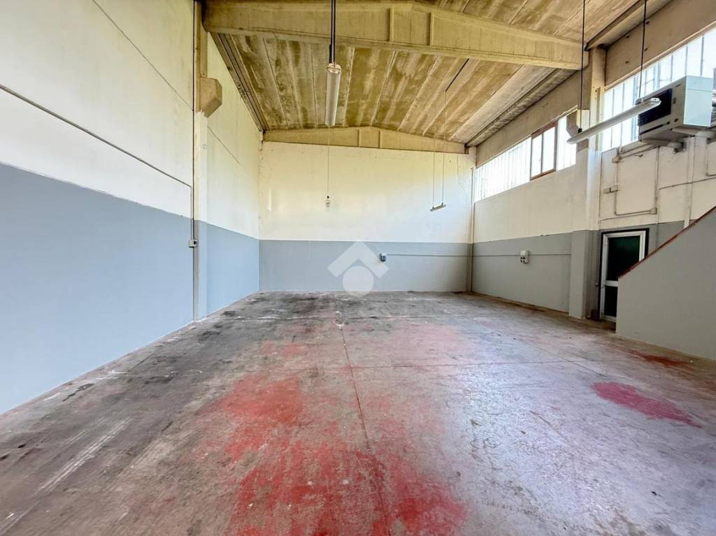 locale commerciale in vendita a Reggio nell'Emilia in zona Mancasale